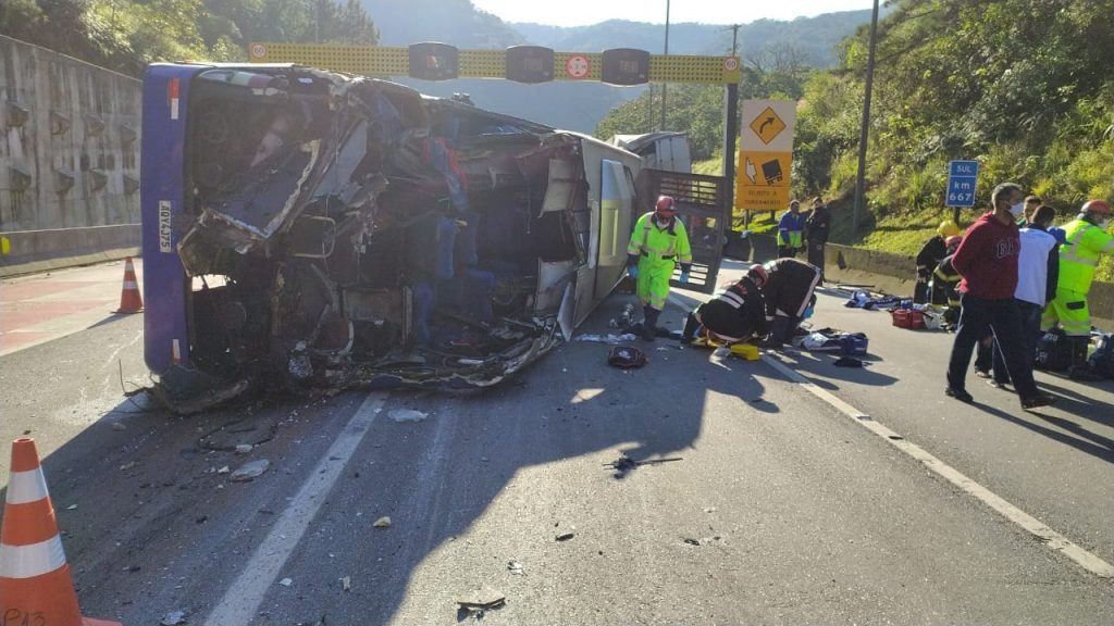 Acidente com ônibus do Umuarama Futsal na BR-376 deixa dezenas de feridos