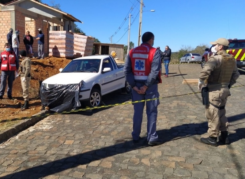 Homem morre atropelado ao tentar segurar veículo desgovernado