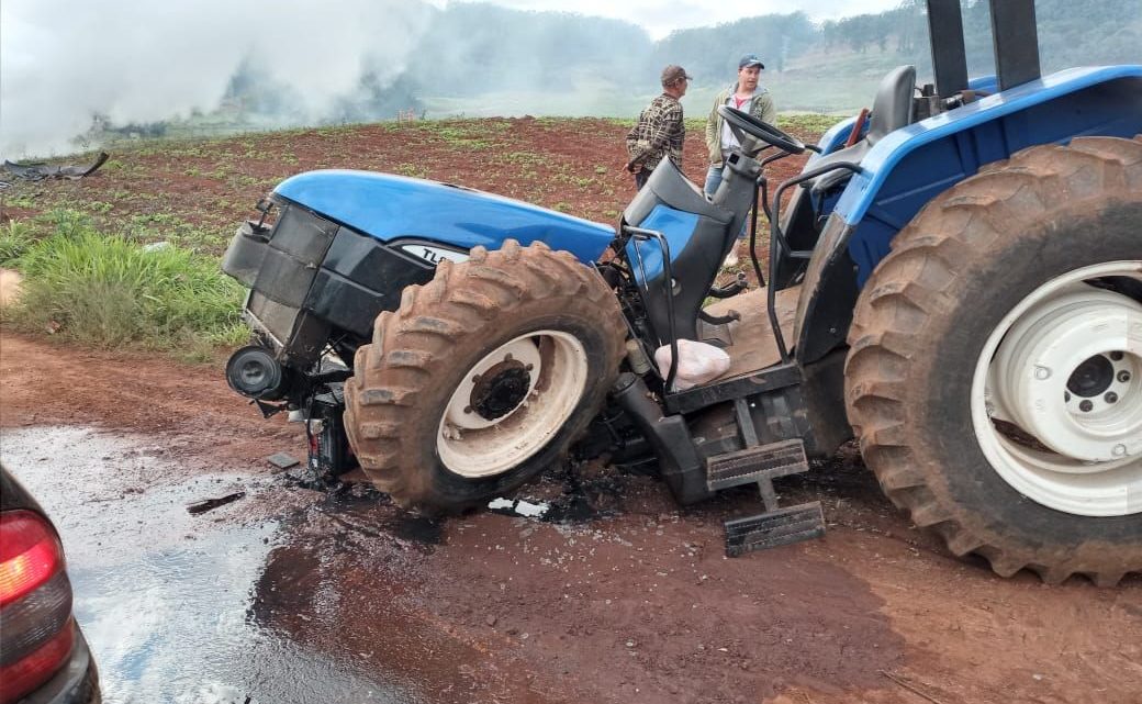 Vídeo: veículo pega fogo após bater em trator na SC 283 em Águas de Chapecó