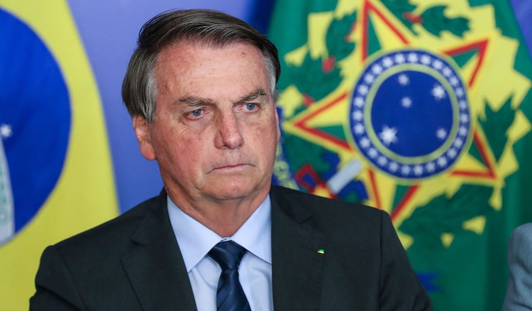 Bolsonaro sente dores e é internado em hospital de Brasília
