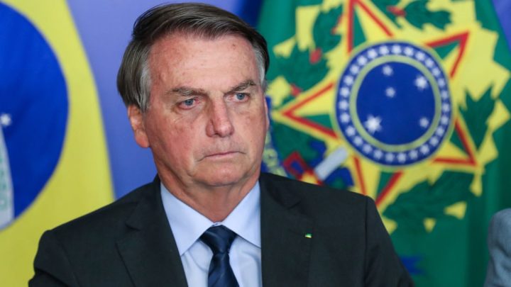 Bolsonaro sente dores e é internado em hospital de Brasília