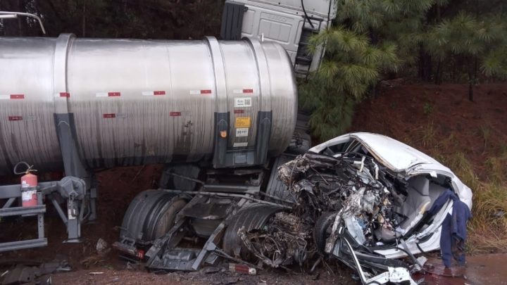 Motorista sofre múltiplas fraturas após colisão entre carro de Chapecó e carreta