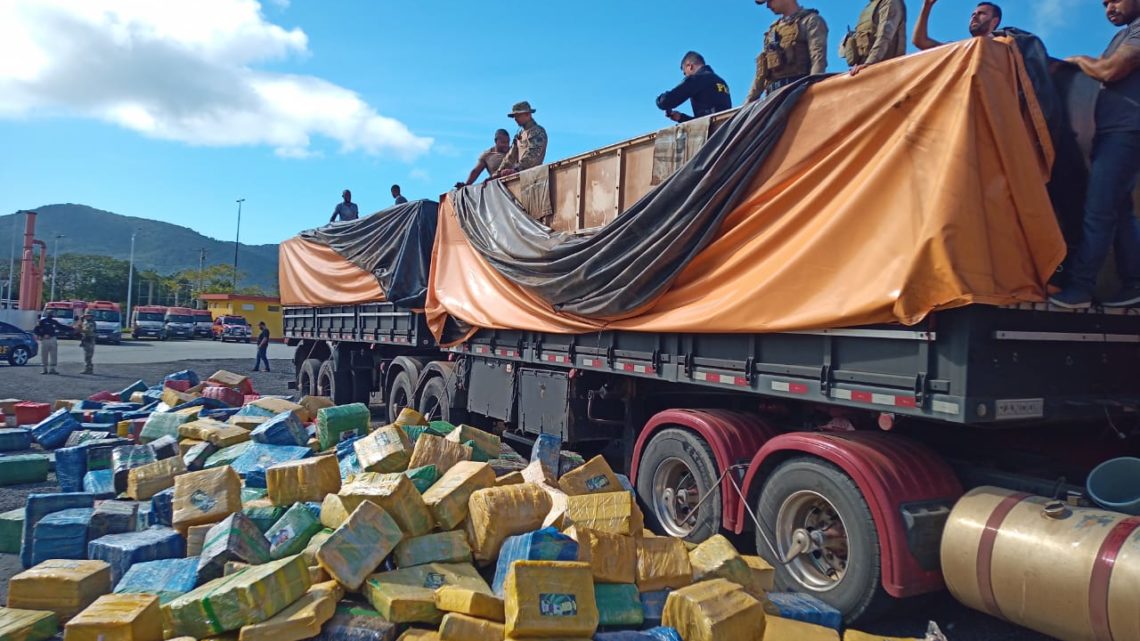 Vídeos e imagens: ação conjunta PRF, PF e PM faz mega-apreensão de 24,27 toneladas de maconha escondida em carga de soja na BR 282 em Rancho Queimado