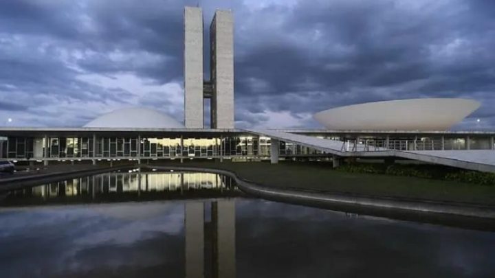 Como deputados e senadores de SC votaram na “turbinada do fundão”