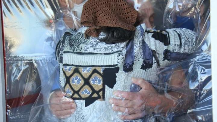 Cabine do Abraço permite encontro entre familiares e pacientes internados com Covid-19 em SC