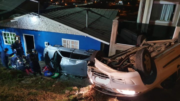 Vídeo: carro atropela moradores que prestavam apoio a motorista de outro acidente em SC