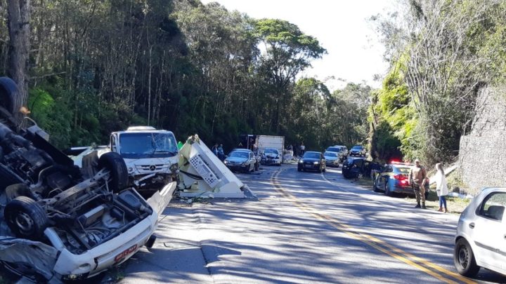 Fotos e vídeos: colisão com 8 veículos deixa feridos e interdita trecho da BR-282 em SC