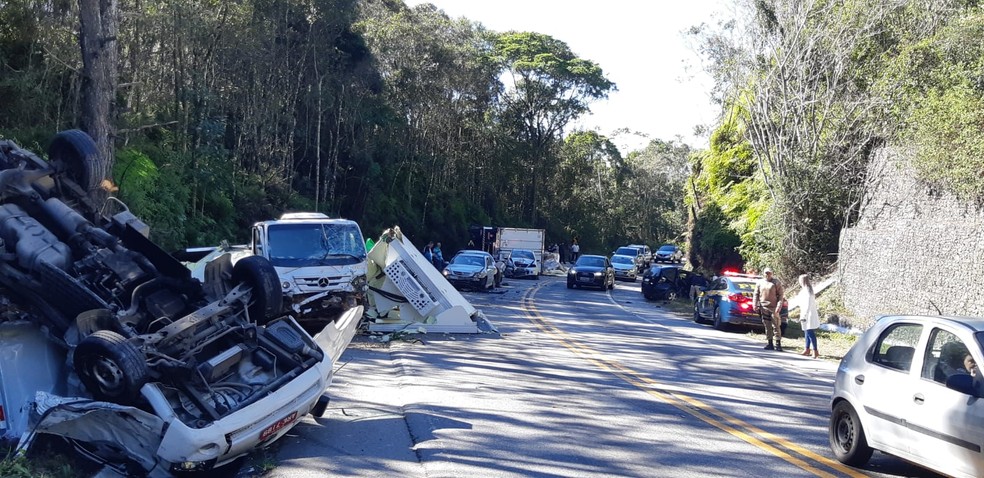 Fotos e vídeos: colisão com 8 veículos deixa feridos e interdita trecho da BR-282 em SC