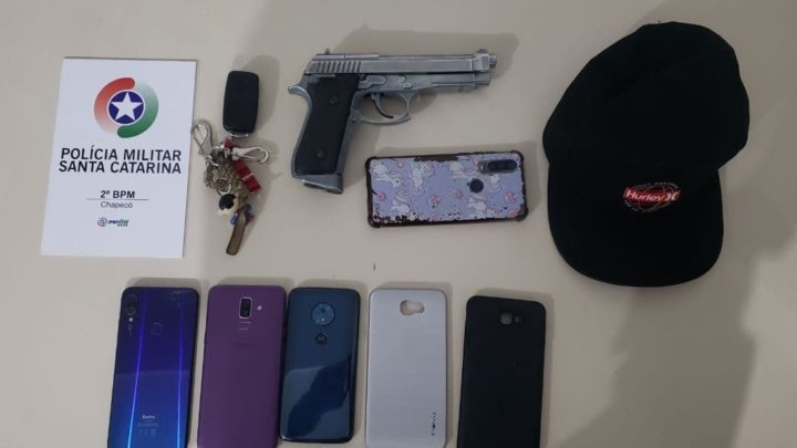Mulher é assaltada e tem seu veículo e objetos pessoais roubados em Chapecó