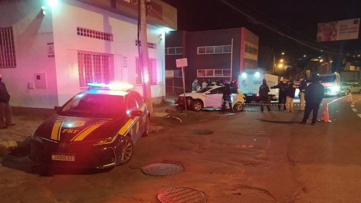 Três jovens morrem após carro colidir em poste