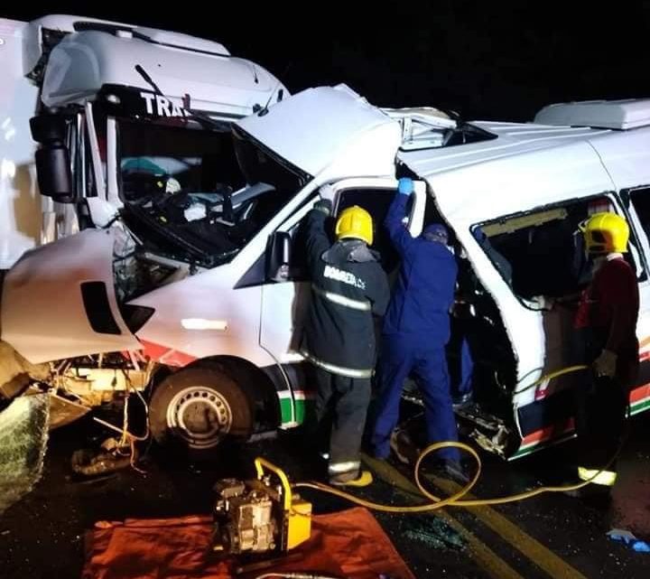 Colisão entre ambulância e caminhão deixa três mortos no Oeste