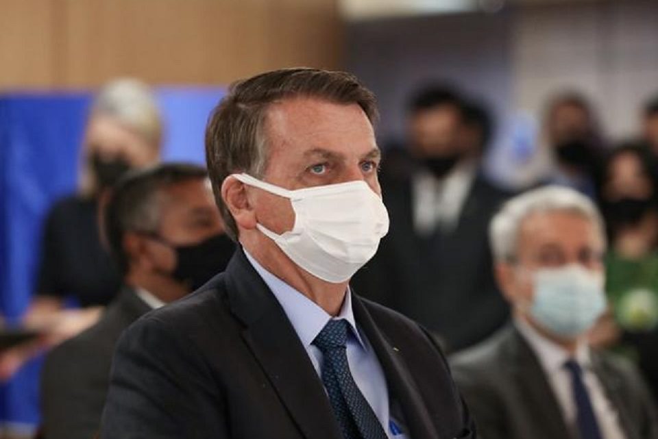 Bolsonaro quer data para fim do uso obrigatório de máscaras no Brasil