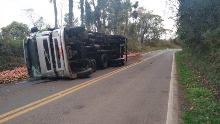 Caminhão carregado com maçãs tomba na SC-464