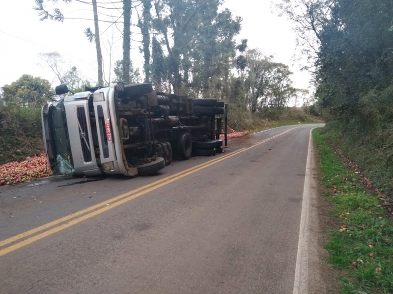 Caminhão carregado com maçãs tomba na SC-464