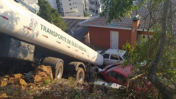 Carreta invade pátio de residência e atinge carros estacionados