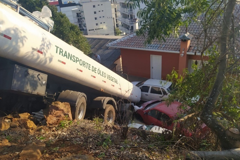 Carreta invade pátio de residência e atinge carros estacionados