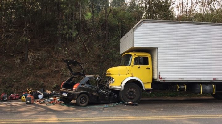 Colisão entre carro e caminhão mata duas pessoas na BR-282