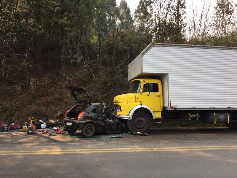 Colisão entre carro e caminhão mata duas pessoas na BR-282