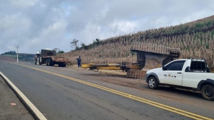 Escavadeira hidráulica cai de cima de caminhão na SC-453