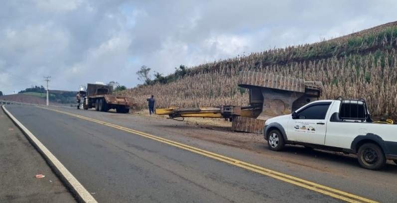 Escavadeira hidráulica cai de cima de caminhão na SC-453