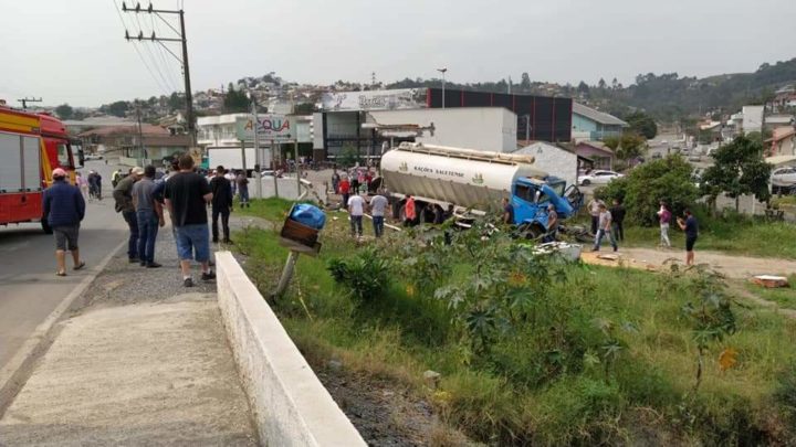 Vídeo: caminhão sem freio atinge veículos e deixa crianças gravemente feridas em SC