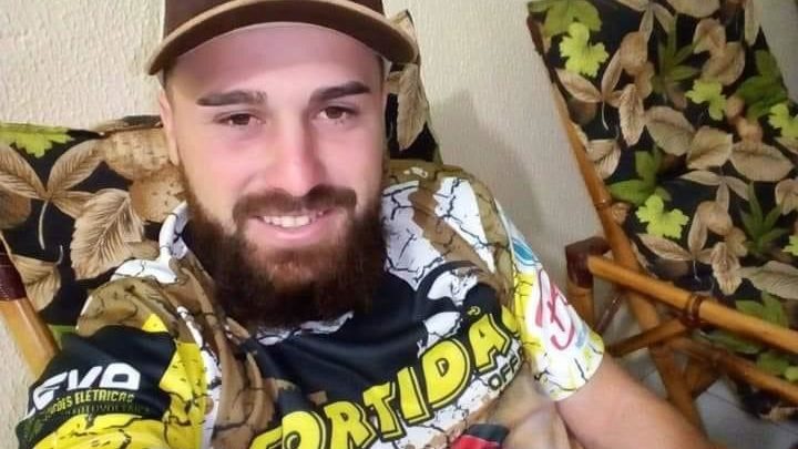 Homem encontrado morto em praça de Chapecó é identificado