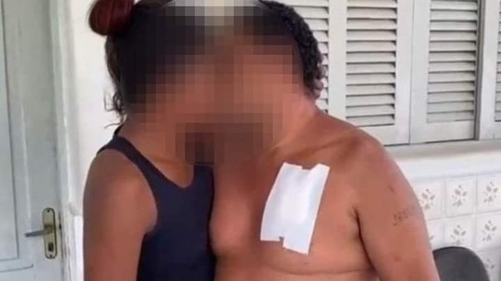 Mulher esfaqueia esposo, mas é perdoada na delegacia com um beijo