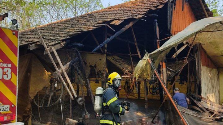 Parte de aviário pega fogo no interior de Pinhalzinho