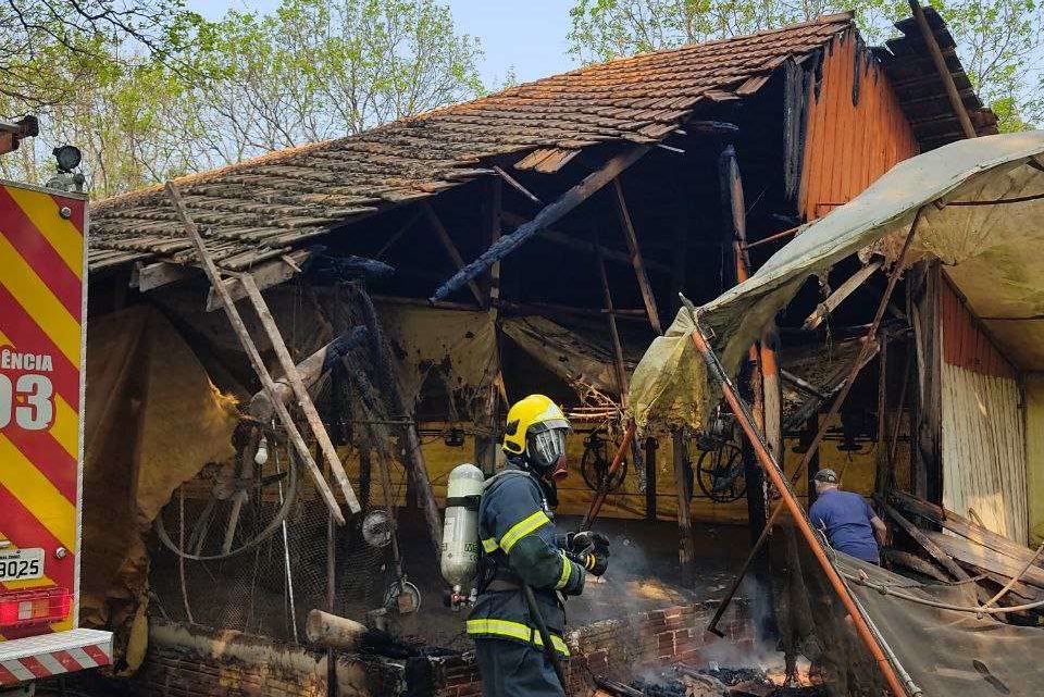 Parte de aviário pega fogo no interior de Pinhalzinho