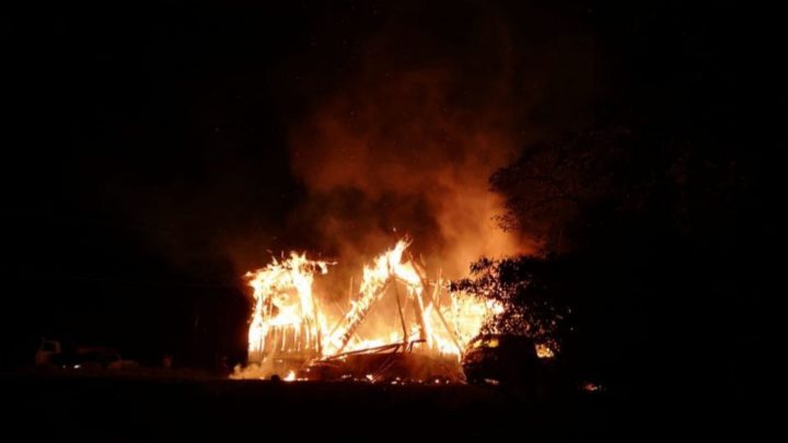 Vídeo: residência é totalmente destruída pelo fogo em Guatambu