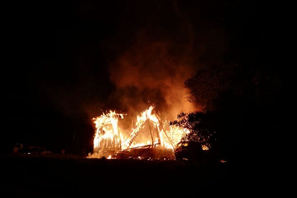 Vídeo: residência é totalmente destruída pelo fogo em Guatambu