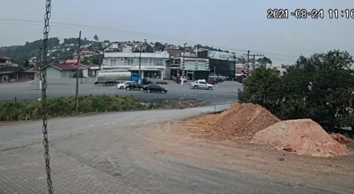 Vídeo mostra caminhão desgovernado atingindo carros em Ituporanga