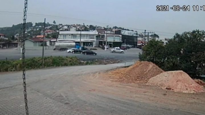Vídeo mostra caminhão desgovernado atingindo carros em Ituporanga