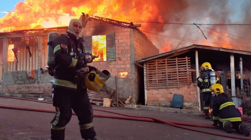 Incêndio destrói completamente três casas em Campos Novos