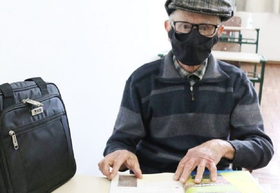 “Serei um bom aluno” diz idoso de 81 anos ao voltar a estudar em SC