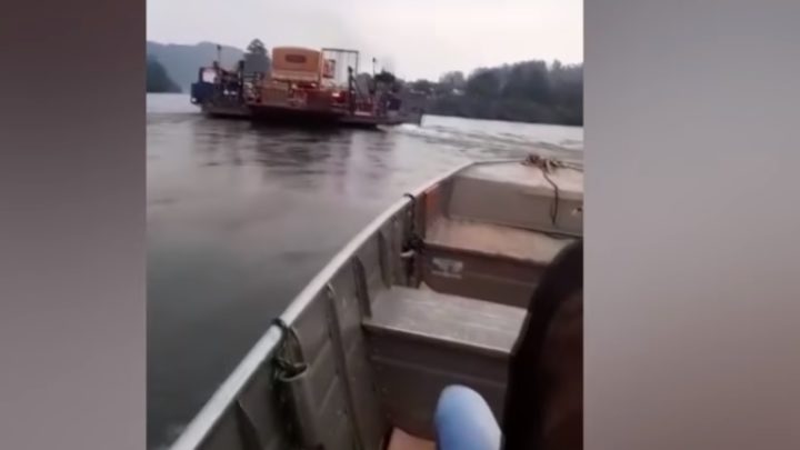 Vídeo: barcos colidem durante travessia do Rio Uruguai em Itapiranga