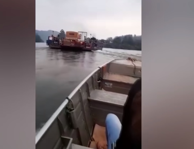 Vídeo: barcos colidem durante travessia do Rio Uruguai em Itapiranga