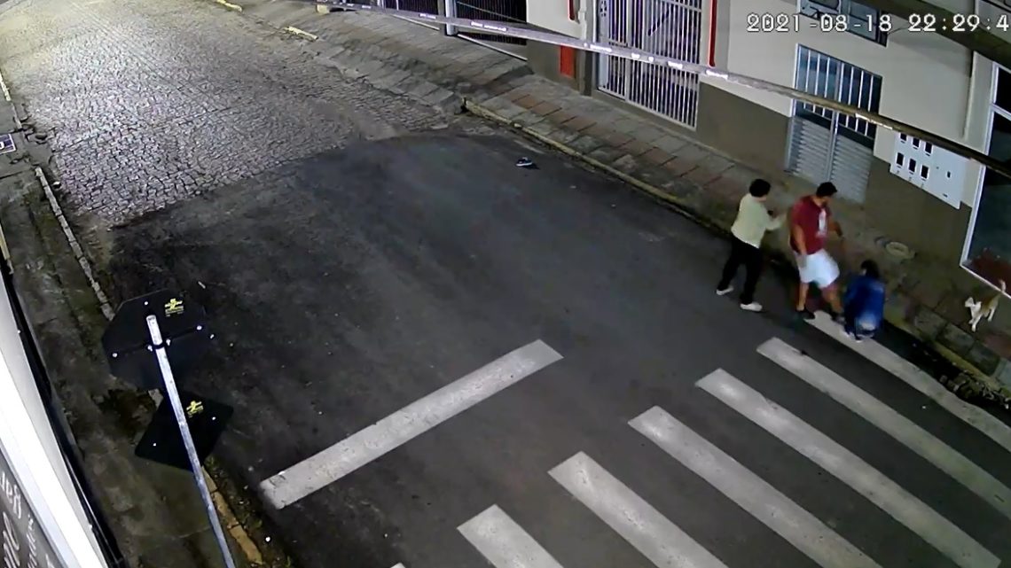 Vídeo mostra momento em que homem quebra a perna após se negar a beber cerveja em SC