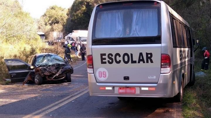 Colisão frontal entre veículo e ônibus escolar deixa 5 pessoas feridas na SC 155