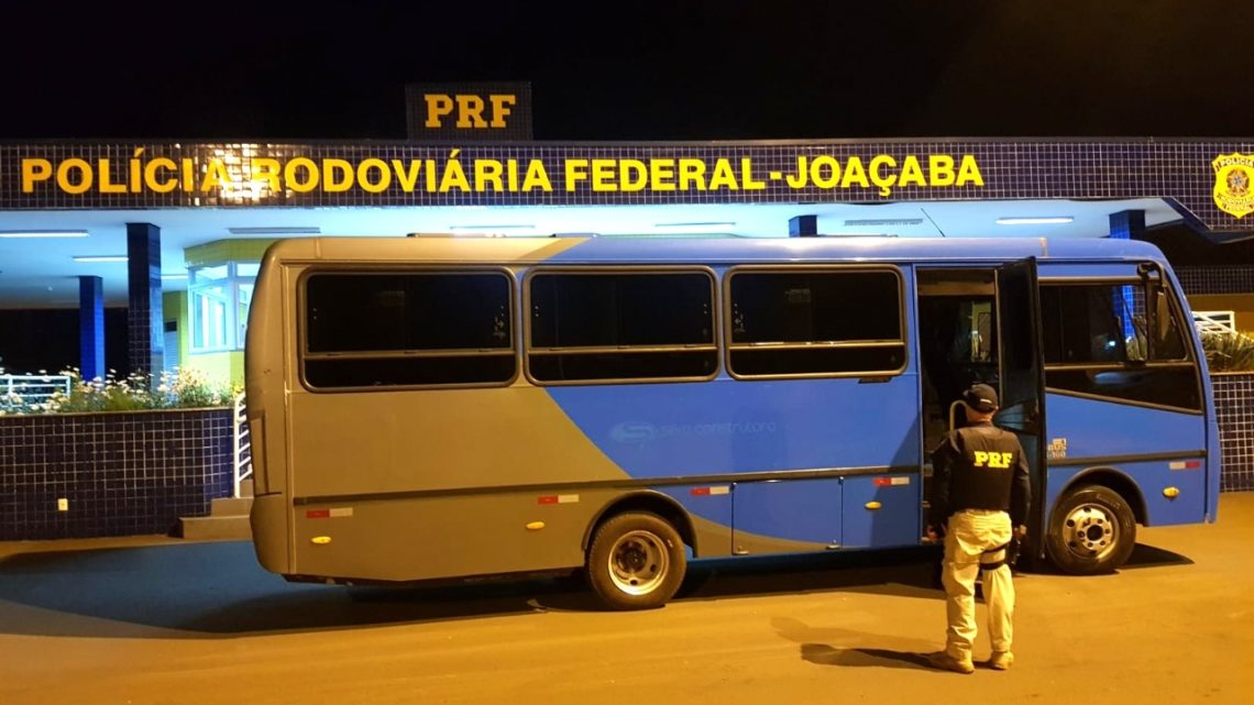 Vídeo: PRF apreende mais de meio milhão de reais em cigarros dentro de micro-ônibus na BR 282 em Erval Velho