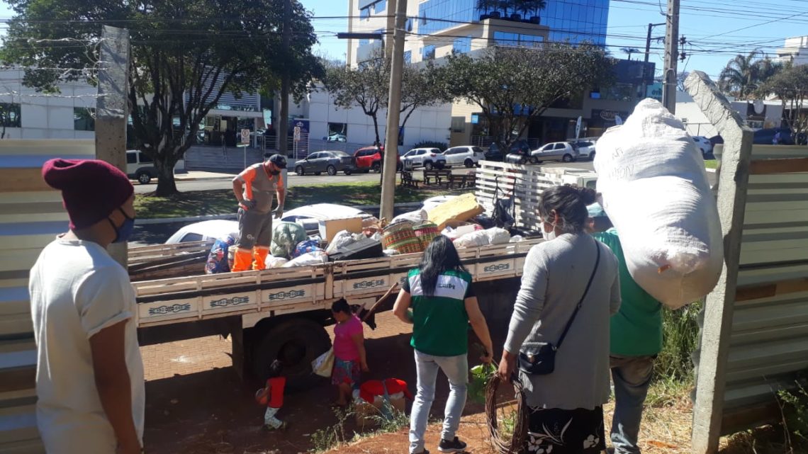 Indígenas são retirados de terreno no centro de Chapecó