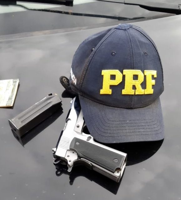 PRF localiza pistola em veículo na BR 480 em Chapecó