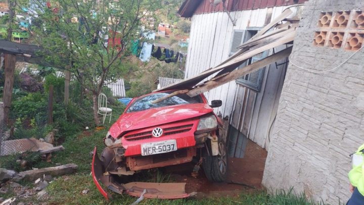 Veículo com placas de Chapecó sai da pista e atinge residência no oeste SC