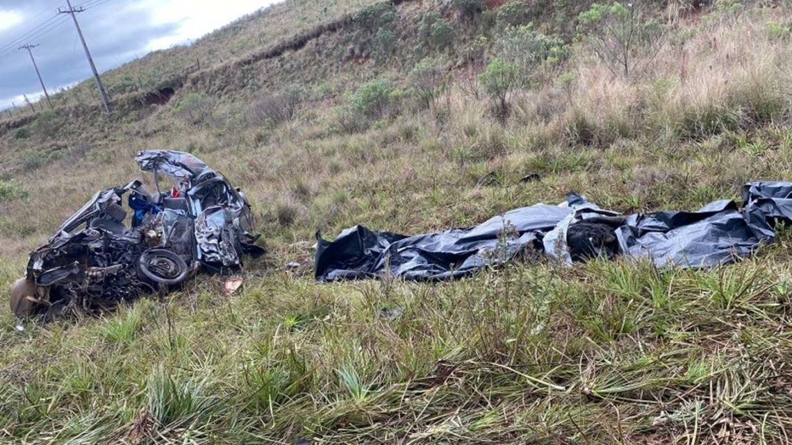 Colisão frontal entre veículo de passeio e carreta deixa quatro mortos no Oeste