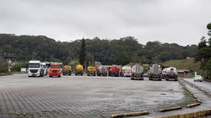 URGENTE: Caminhoneiros bloqueiam base de distribuição de combustível em SC
