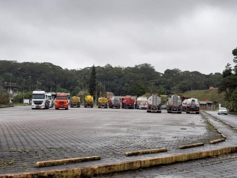 URGENTE: Caminhoneiros bloqueiam base de distribuição de combustível em SC