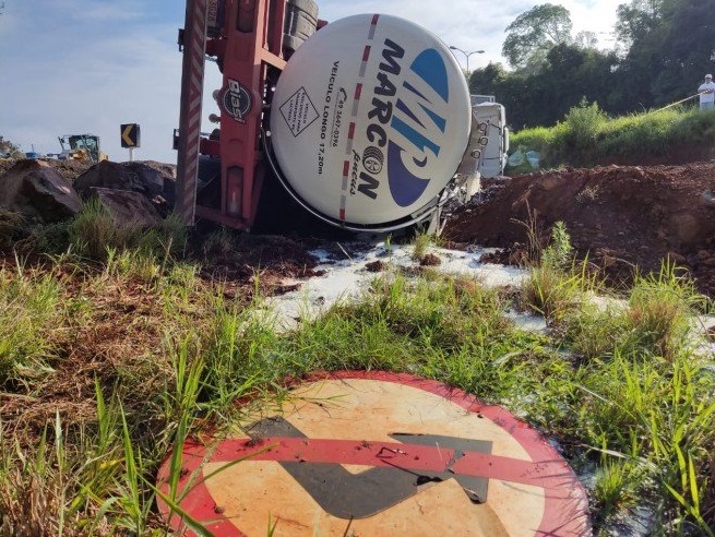 Carreta carregada de leite tomba na BR 163 em São José do Cedro