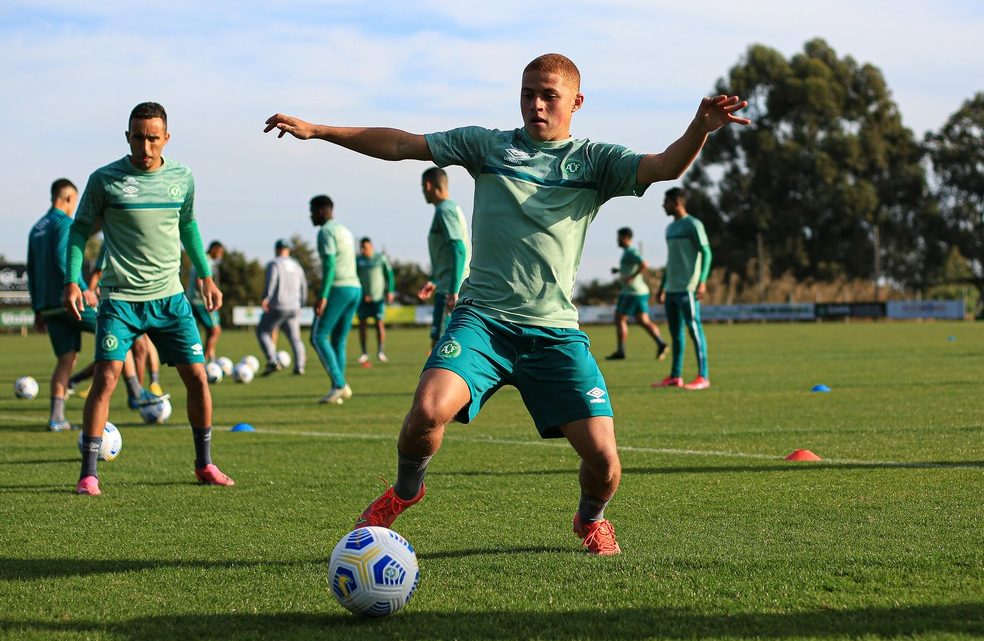 Chapecoense encaminha o empréstimo do meia Foguinho para o Brusque