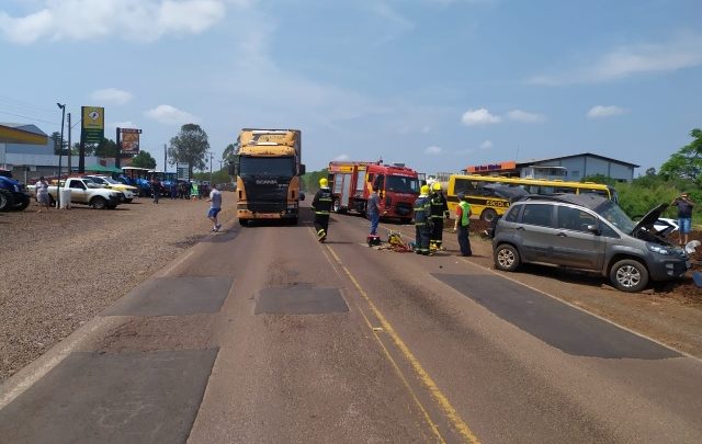 Colisão entre automóvel e carreta causa uma morte na SC 163 em São João do Oeste