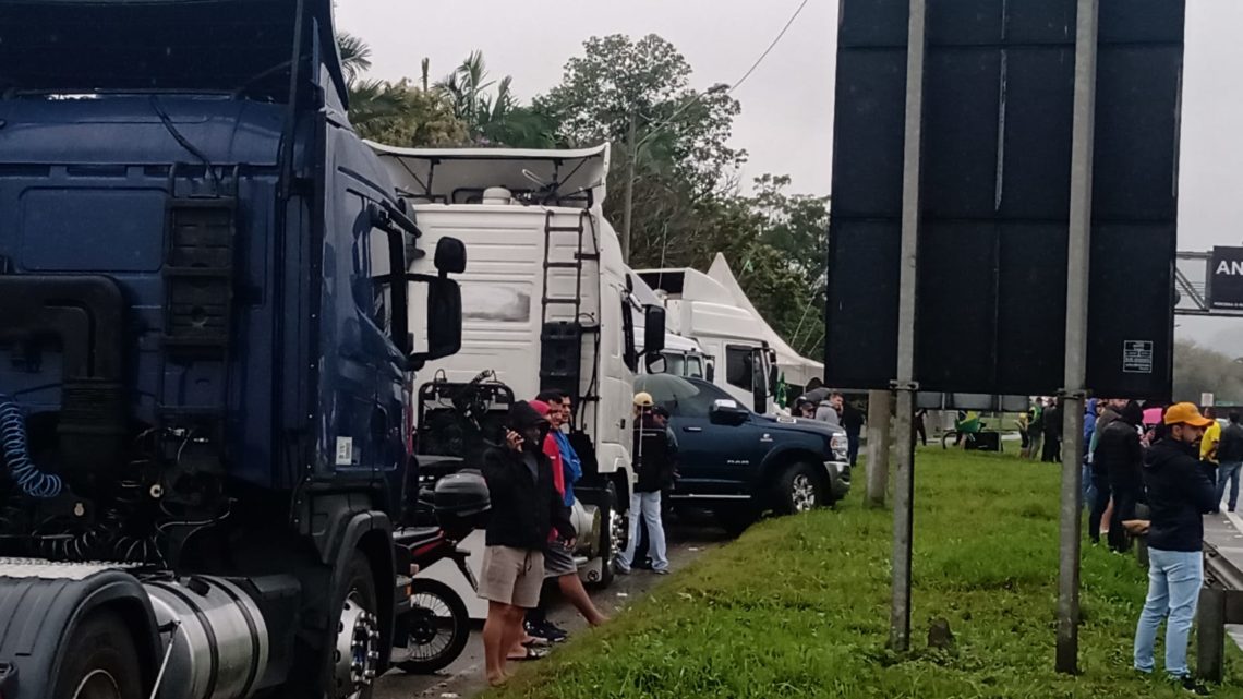 Rodovias de SC têm pontos de bloqueio com manifestação de caminhoneiros